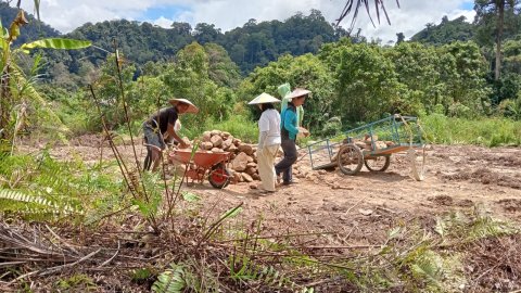 Kegiatan masyarakat mengangkut batu
